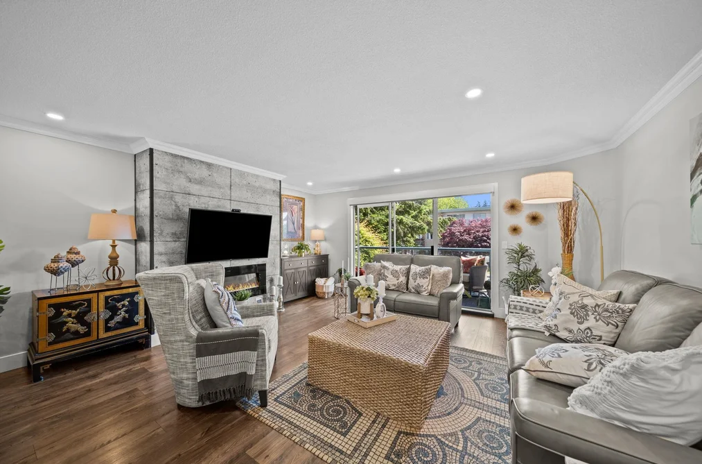 Condo for sale at 208 1441 Blackwood Street White Rock British Columbia - MLS: R3136843