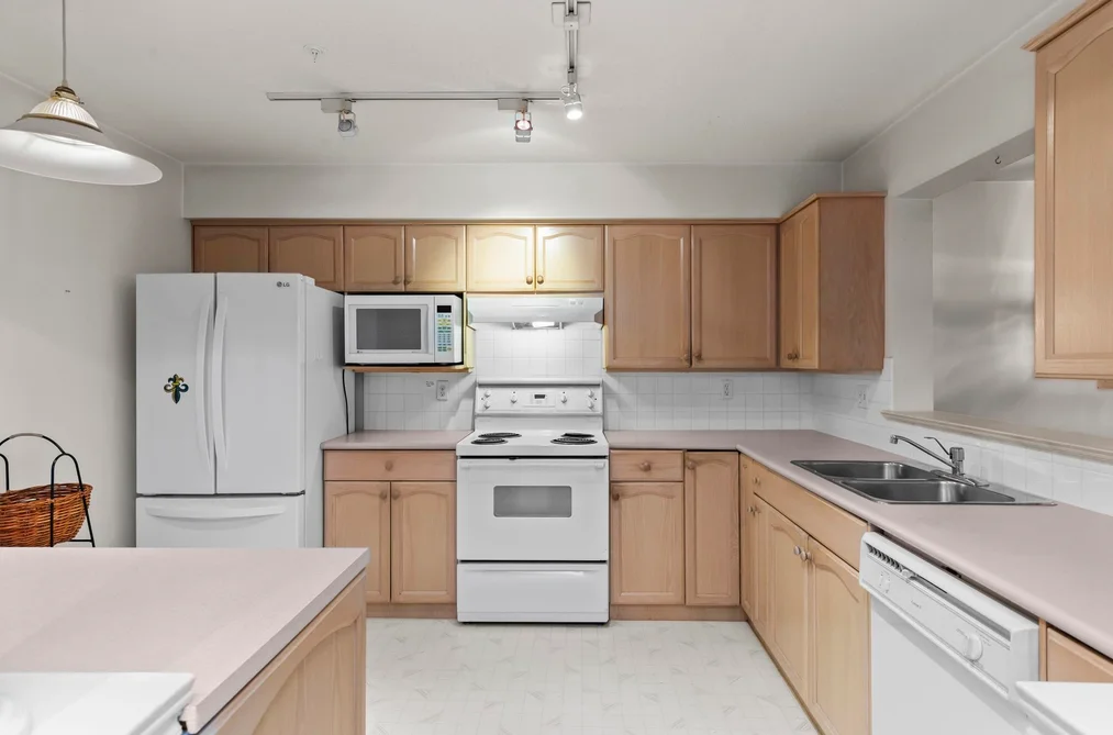 208 2575 WARE STREET, Abbotsford BC V2S 3E2, Abbotsford BC — Residential for Sale - Photo 2