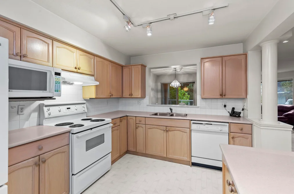 208 2575 WARE STREET, Abbotsford BC V2S 3E2, Abbotsford BC — Residential for Sale - Photo 3