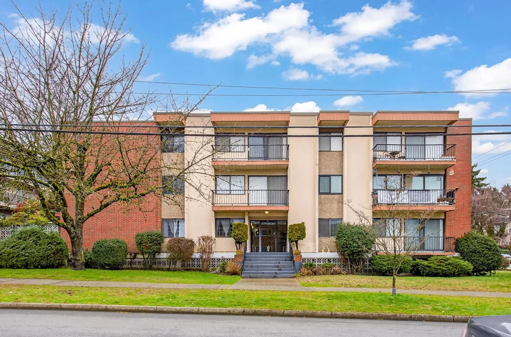Condo for sale at 208 505 Ninth Street New Westminster British Columbia - MLS: R3092980