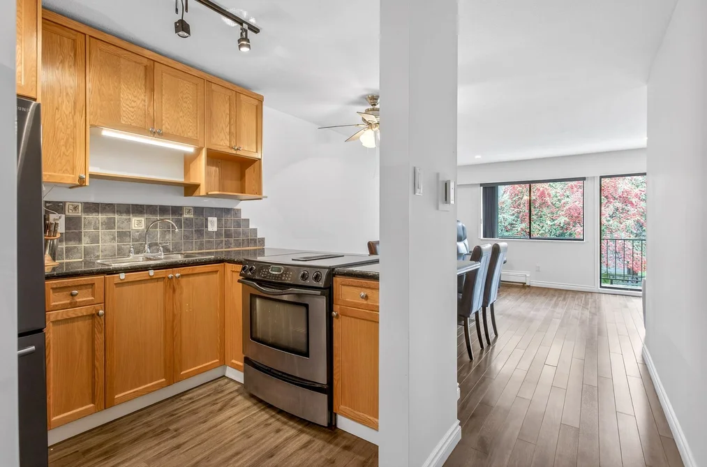 208 505 NINTH STREET, New Westminster BC V3M 3W6, New Westminster BC — Residential for Sale - Photo 4
