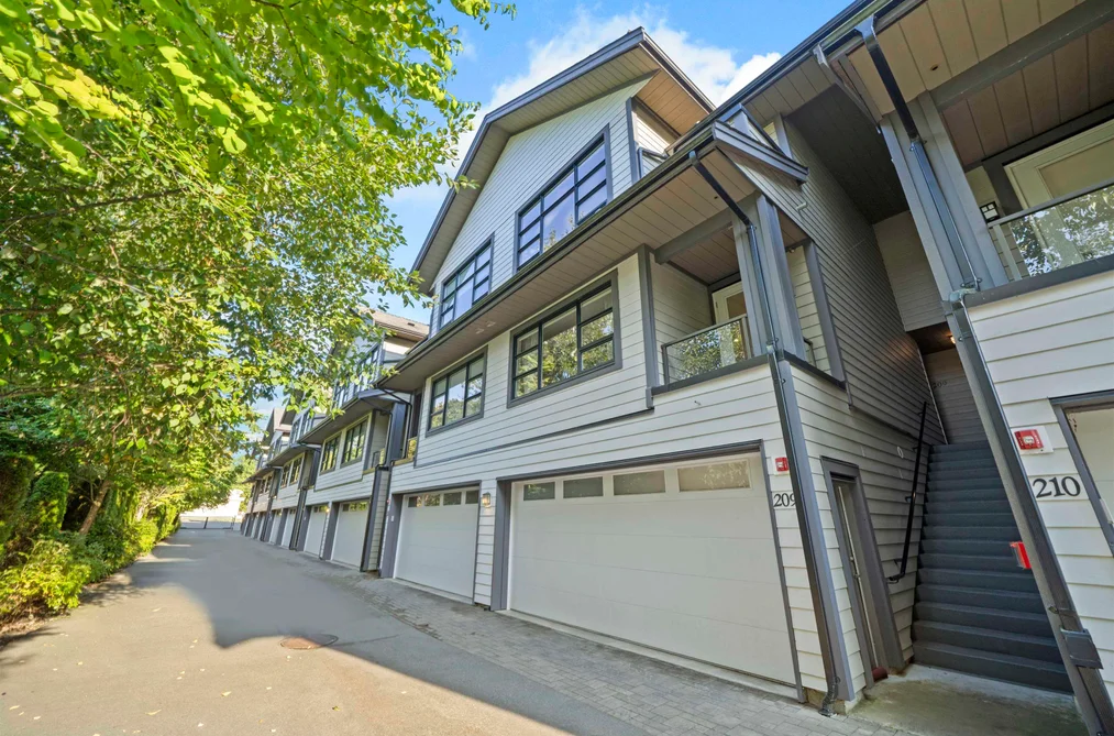 Townhouse for sale at 209 13585 16 Avenue Surrey British Columbia - MLS: R3084328