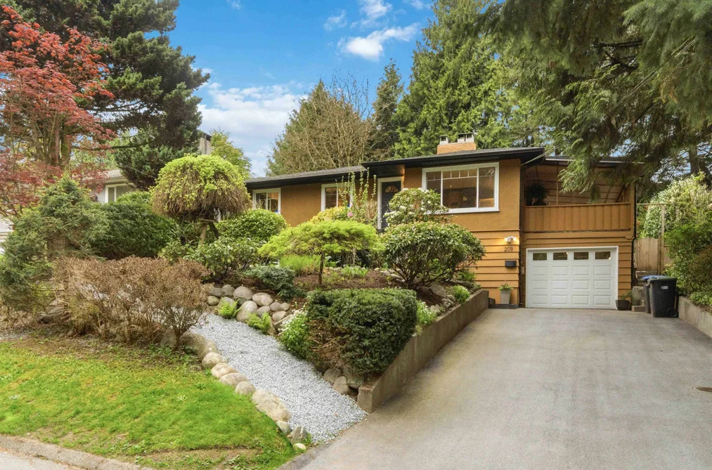 209 CLEARVIEW DRIVE, Port Moody BC V3H 2S7, Port Moody BC — Residential for Sale - Photo 2