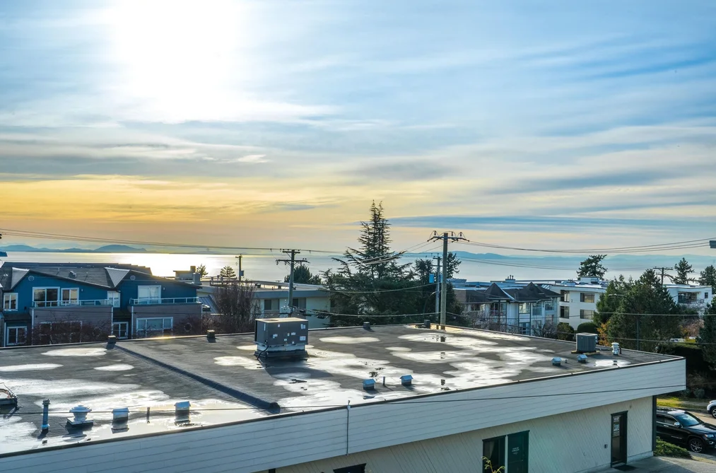 Condo for sale at 210 1354 Winter Street White Rock British Columbia - MLS: R3087526
