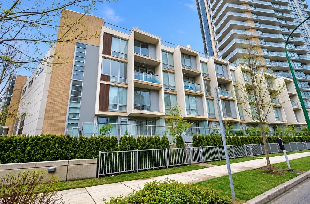 Condo for sale at 210 4808 Hazel Street Burnaby British Columbia - MLS: R3169232