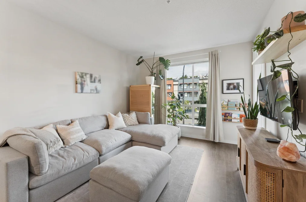 Condo for sale at 210 625 E 3rd Street North Vancouver British Columbia - MLS: R3161969