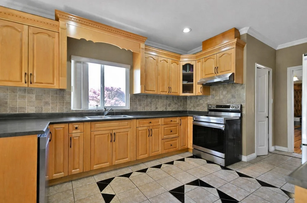 21008 BARKER AVENUE, Maple Ridge BC V2X 8R6, Maple Ridge BC — Residential for Sale - Photo 2