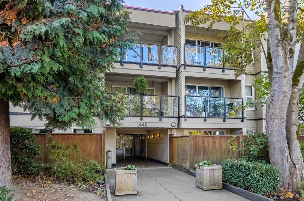 Condo for sale at 211 1440 E Broadway Vancouver British Columbia - MLS: R3141053