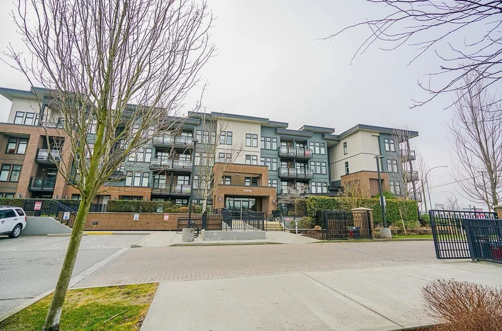 Condo for sale at 211 20058 Fraser Highway Langley British Columbia - MLS: R3098990