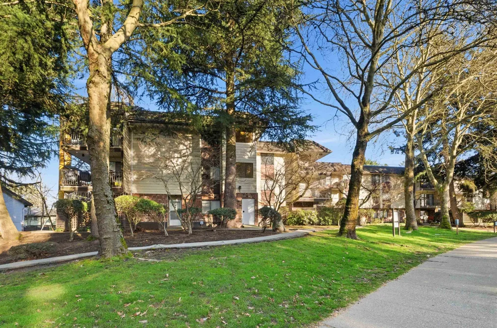 Condo for sale at 211 7426 138 Street Surrey British Columbia - MLS: R3149597