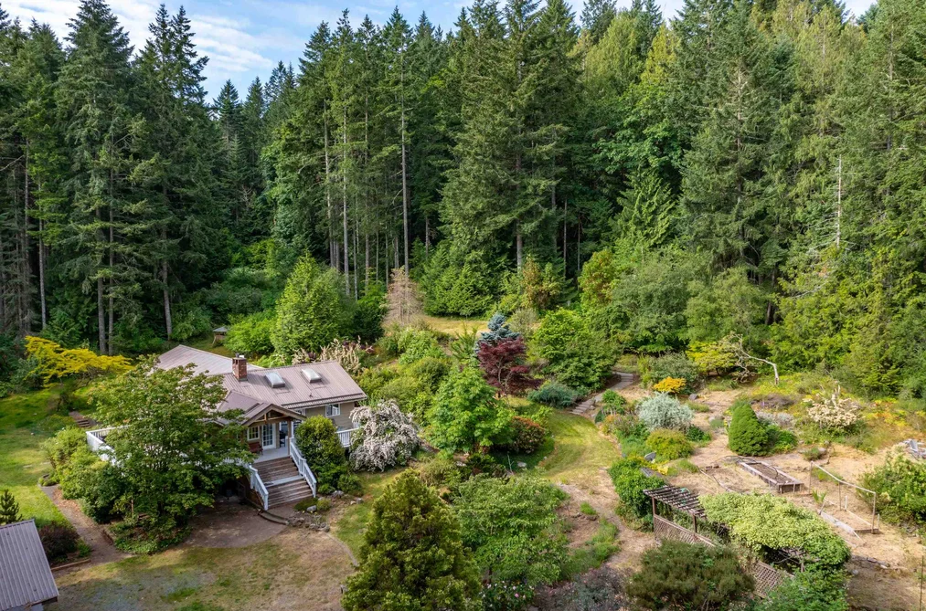 House for sale at 211 Morgan Road Galiano Island British Columbia - MLS: R3113054