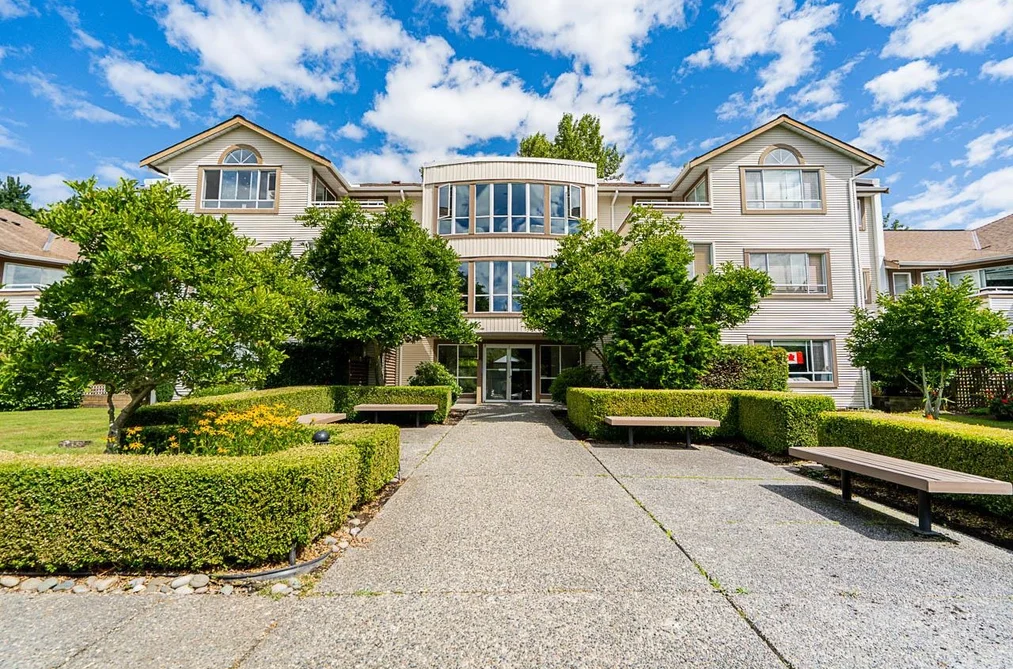 Condo for sale at 212 15991 Thrift Avenue White Rock British Columbia - MLS: R3093895
