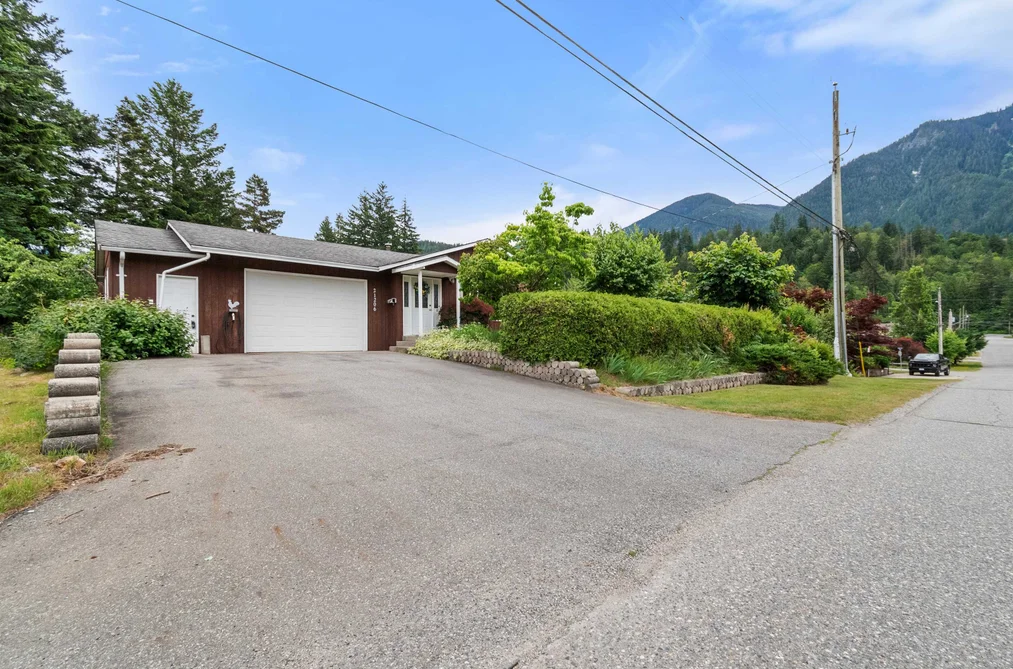 21206 LAKEVIEW CRESCENT, Hope BC V0X 1L1, Hope BC — Residential for Sale - Photo 2