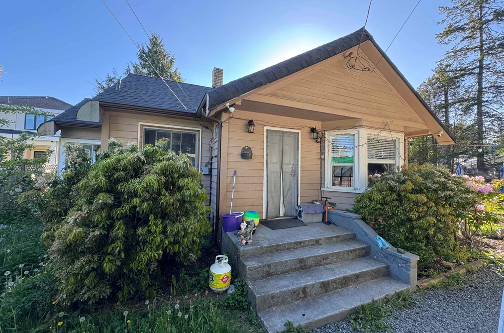 House for sale at 2127 King George Boulevard Surrey British Columbia - MLS: R3120631