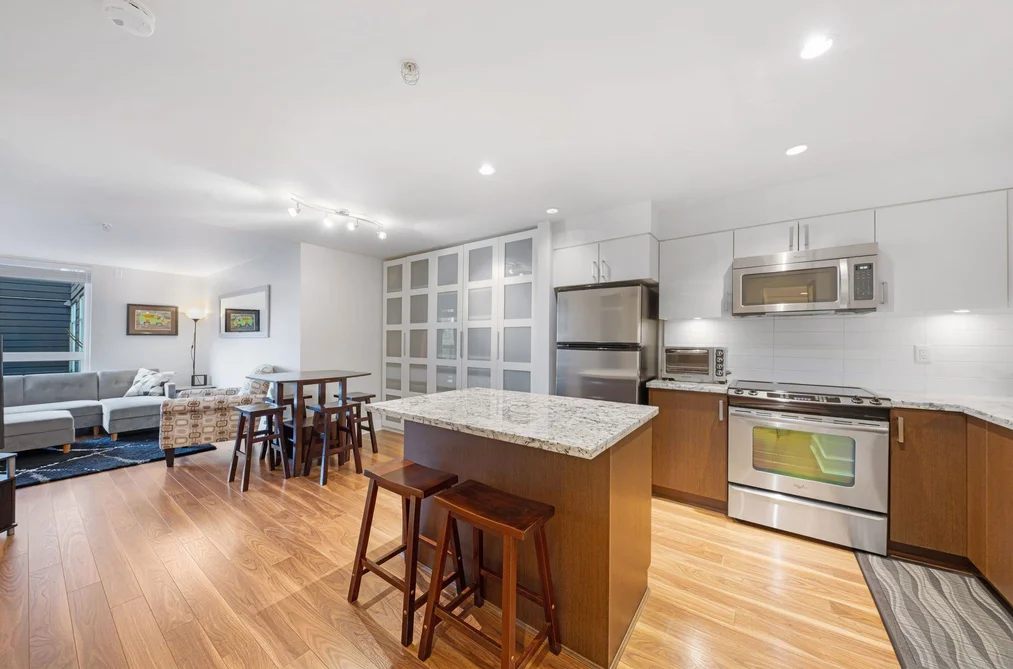 Condo for sale at 213 85 Eighth Avenue New Westminster British Columbia - MLS: R3090344