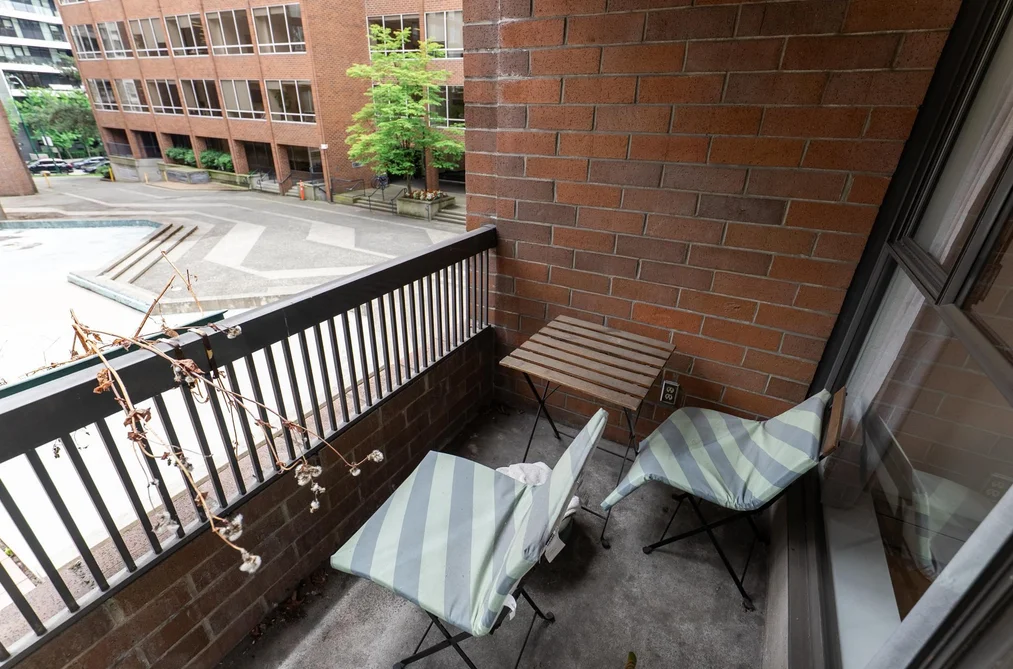 214 1330 BURRARD STREET, Vancouver, BC — Residential for Sale — Photo 5 of 21