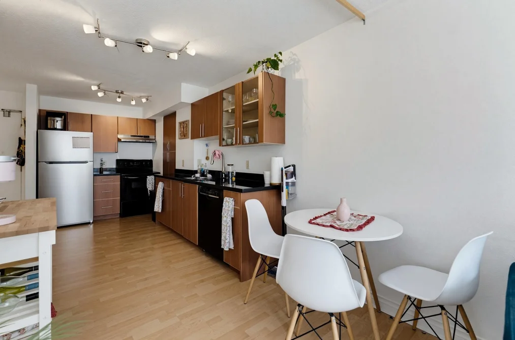 214 1330 BURRARD STREET, Vancouver, BC — Residential for Sale — Photo 8 of 21