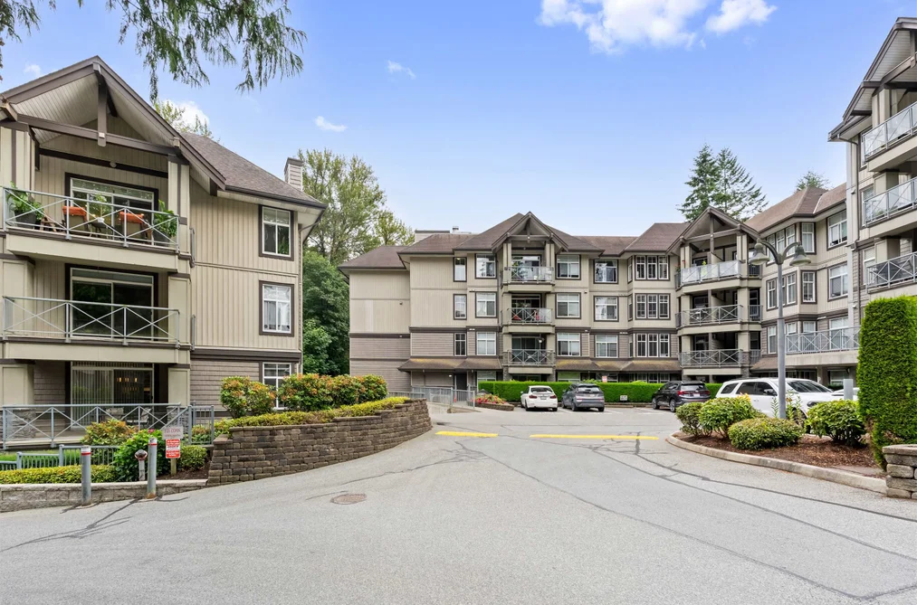 Condo for sale at 216 33318 E Bourquin Crescent Abbotsford British Columbia - MLS: R3143958