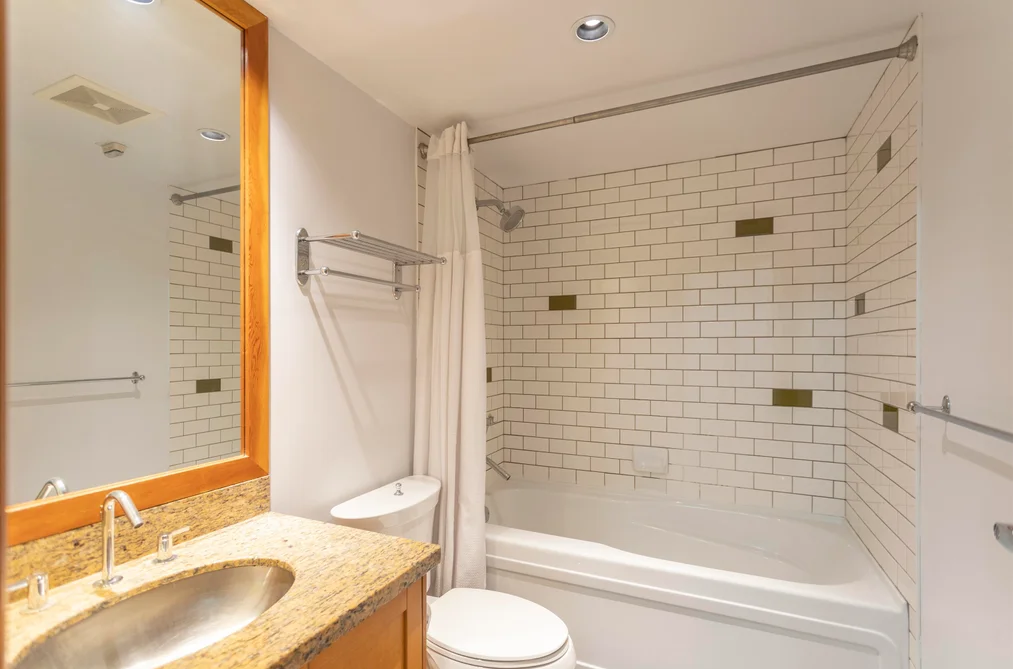 217 10 RENAISSANCE SQUARE, New Westminster, BC — Residential for Sale — Photo 16 of 25