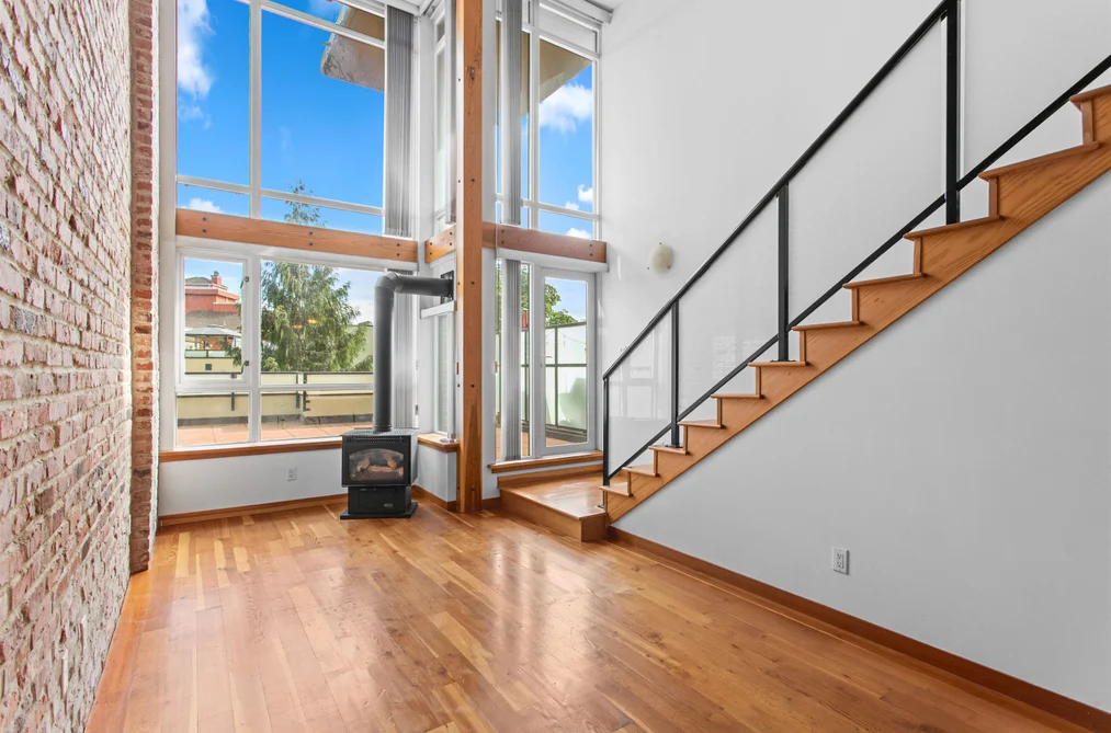 217 10 RENAISSANCE SQUARE, New Westminster, BC — Residential for Sale — Photo 5 of 25