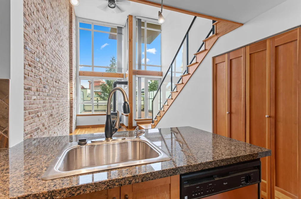 217 10 RENAISSANCE SQUARE, New Westminster, BC — Residential for Sale — Photo 9 of 25