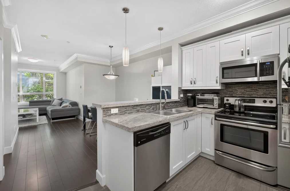 Condo for sale at 218 13897 Fraser Highway Surrey British Columbia - MLS: R3154813