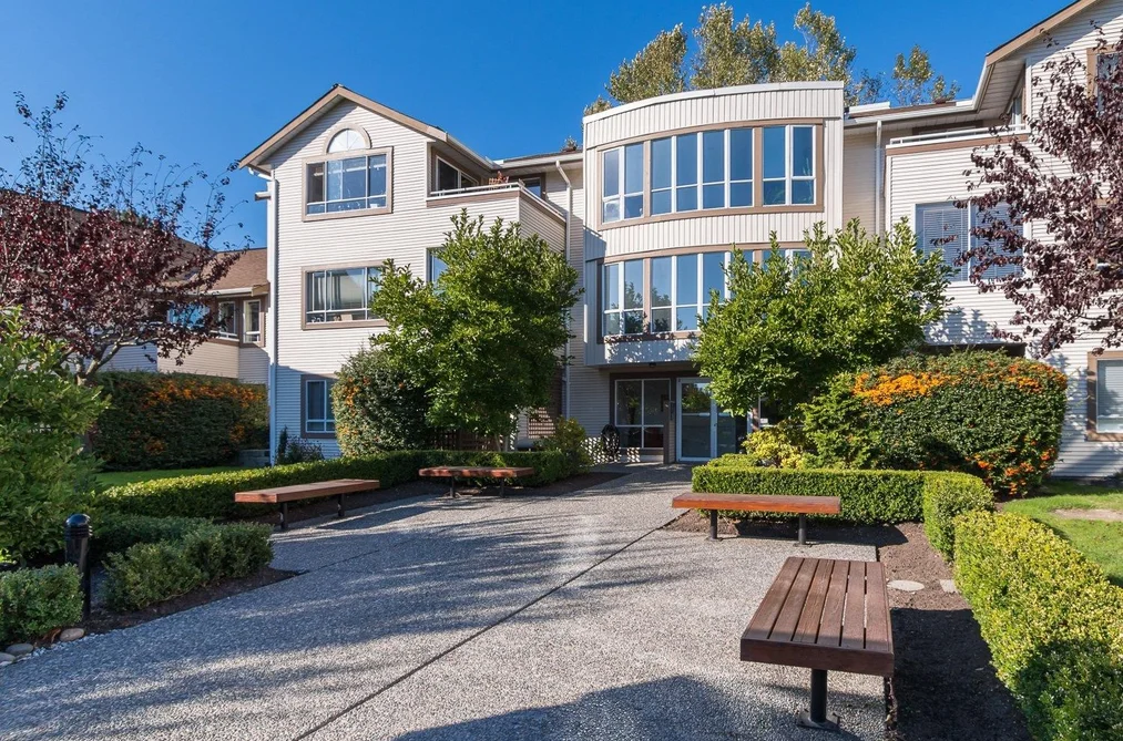 Condo for sale at 218 15991 Thrift Avenue White Rock British Columbia - MLS: R3164204