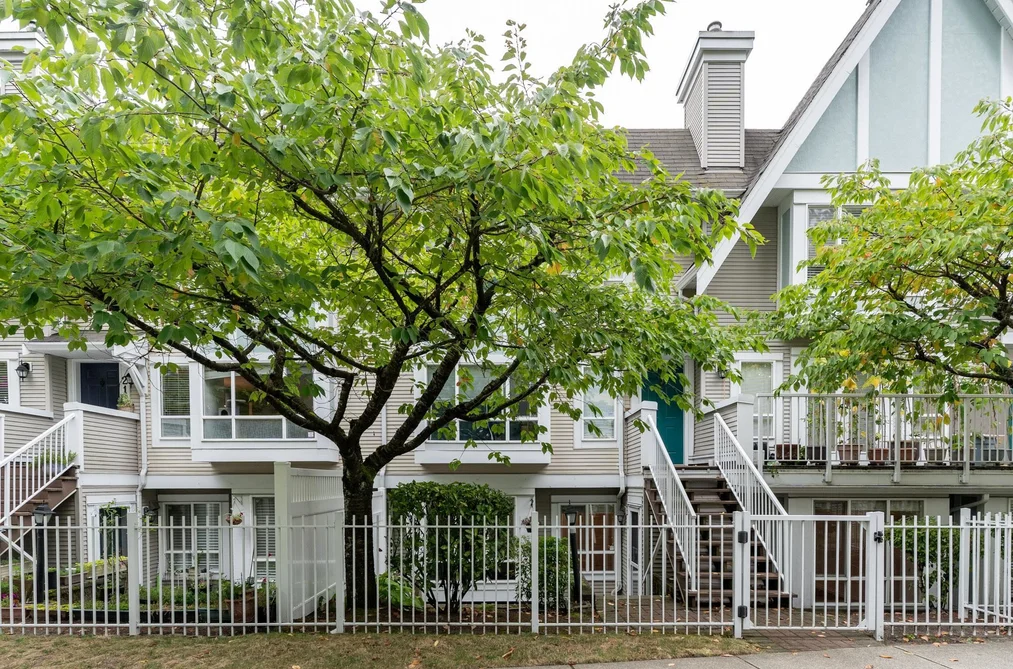 Townhouse for sale at 22 6588 Southoaks Crescent Burnaby British Columbia - MLS: R3166095