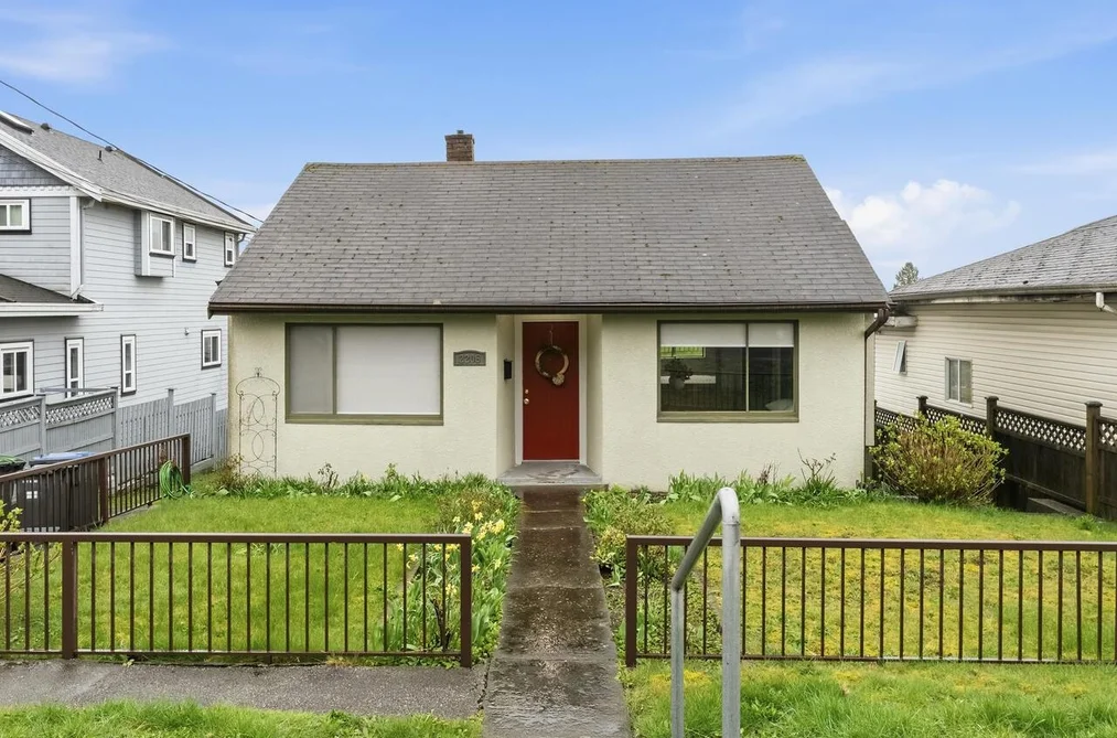 House for sale at 2206 Eighth Avenue New Westminster British Columbia - MLS: R3106904