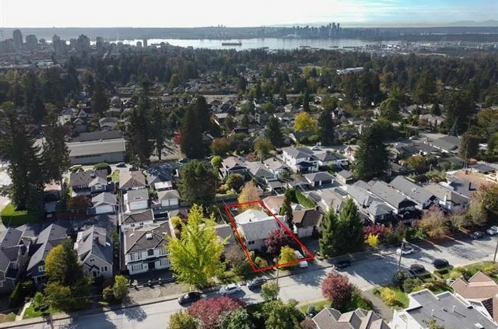House for sale at 221 W 28th Street North Vancouver British Columbia - MLS: R3129328