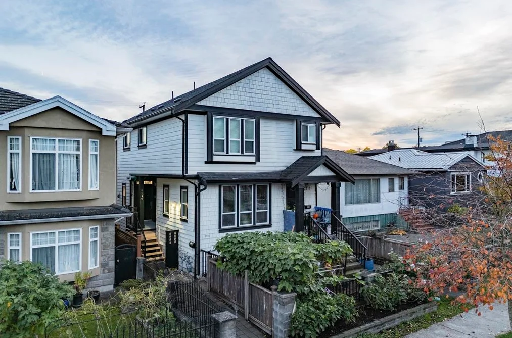 2216 Mannering Ave, Vancouver, BC - MLS: R3177945