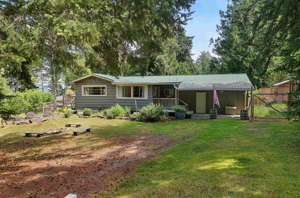 House for sale at 222 Skana Gate Road Mayne Island British Columbia - MLS: R3135666