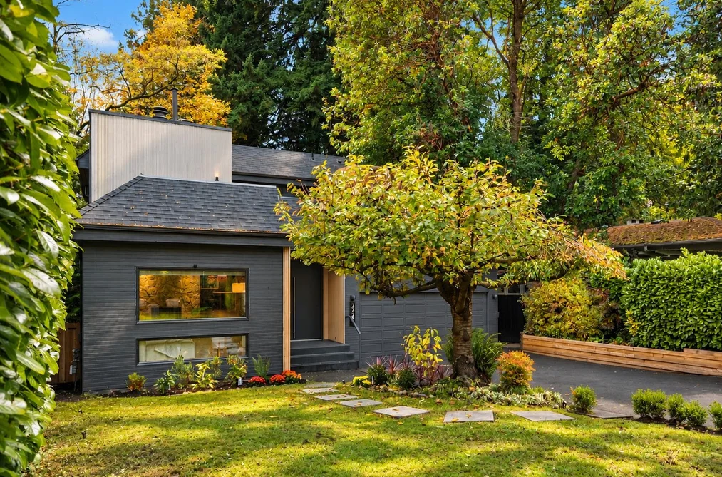 2221 Bowser Avenue, North Vancouver, BC - MLS: R3179394 - Photo 2 2221 Bowser Avenue, North Vancouver, BC - MLS: R3179394 - Photo 2