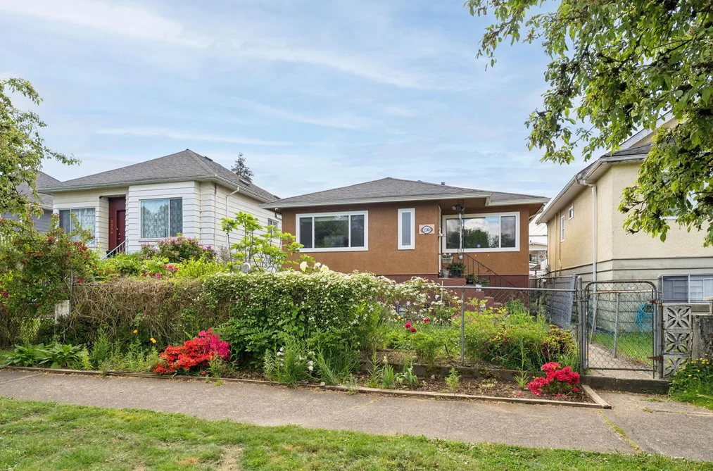 House for sale at 2248 Mannering Avenue Vancouver British Columbia - MLS: R3123509
