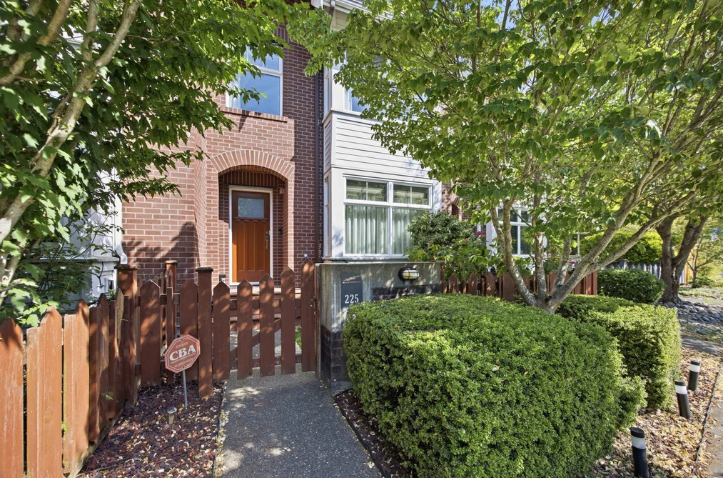 Row House (Non-Strata) for sale at 225 Salter Street New Westminster British Columbia - MLS: R3140282