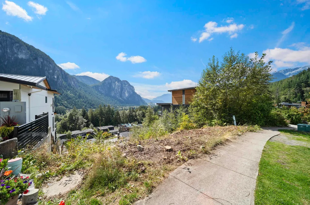 2250 Crumpit Woods Drive, Squamish, BC - MLS: R3163976 - Photo 3 2250 Crumpit Woods Drive, Squamish, BC - MLS: R3163976 - Photo 3