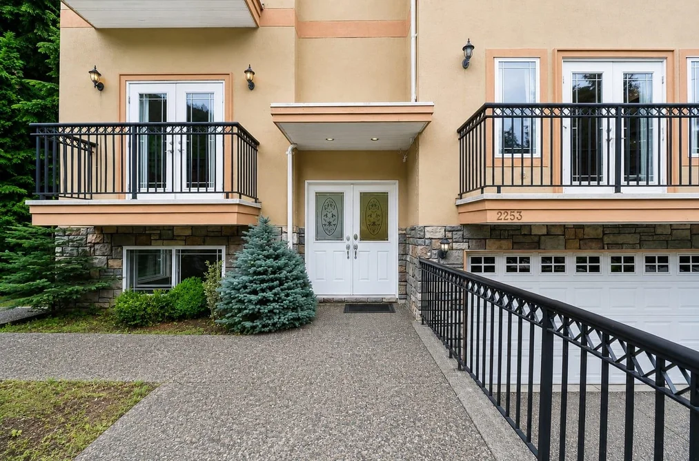 2253 PARKWAY BOULEVARD, Coquitlam BC V3E 3P8, Coquitlam BC — Residential for Sale — Photo 2 of 40