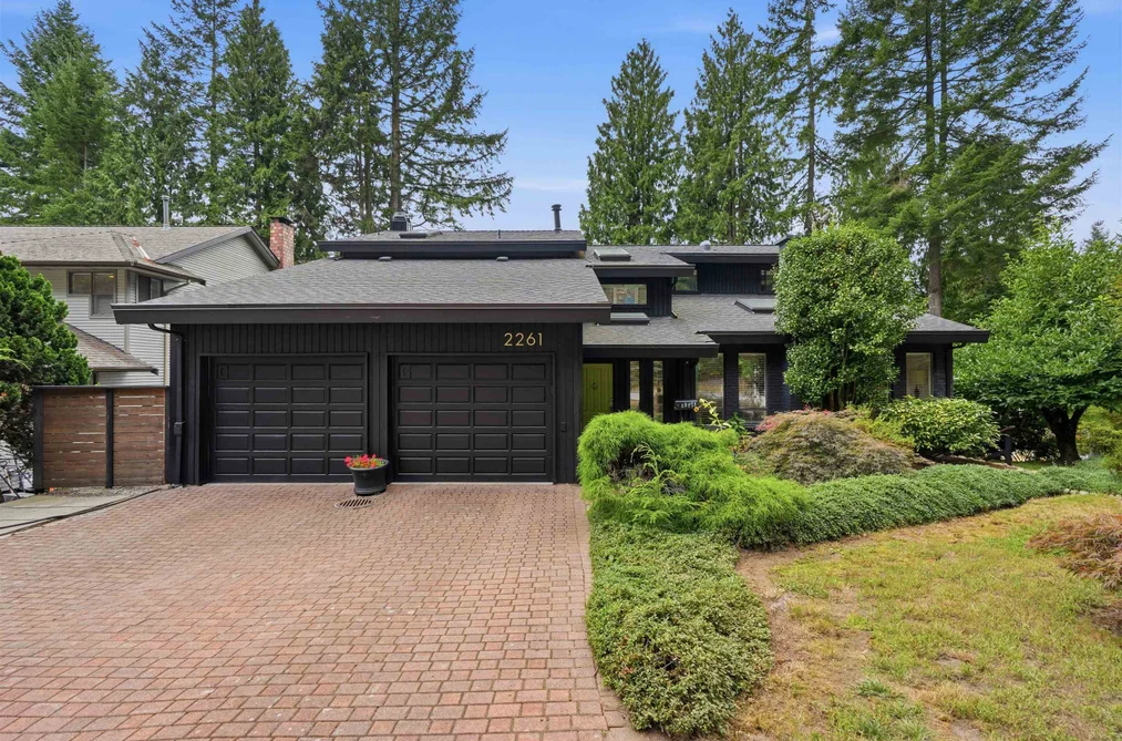 House for sale at 2261 Hill Drive North Vancouver British Columbia - MLS: R3162905