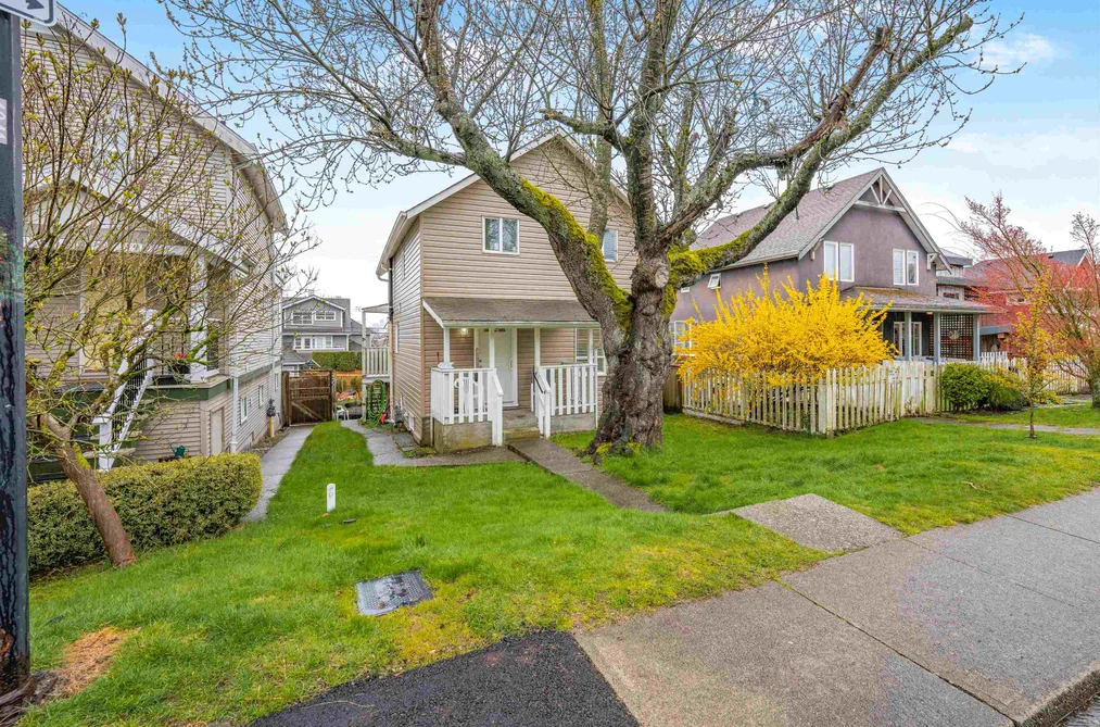 House for sale at 227 W 5th Street North Vancouver British Columbia - MLS: R3107720