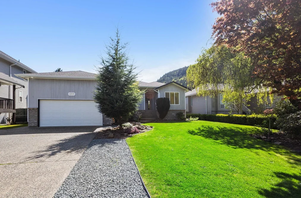 228 BALSAM AVENUE, Harrison Hot Springs BC V0M 1K0, Harrison Hot Springs BC — Residential for Sale - Photo 2