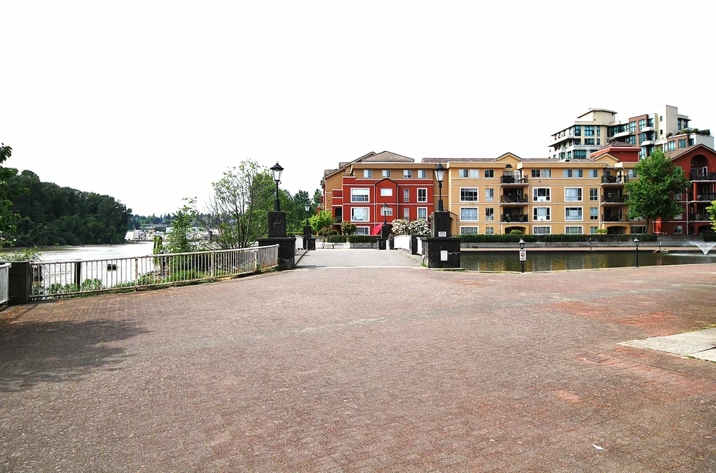 229 10 RENAISSANCE SQUARE, New Westminster BC V3M 7B1, New Westminster BC — Residential for Sale — Photo 33 of 34