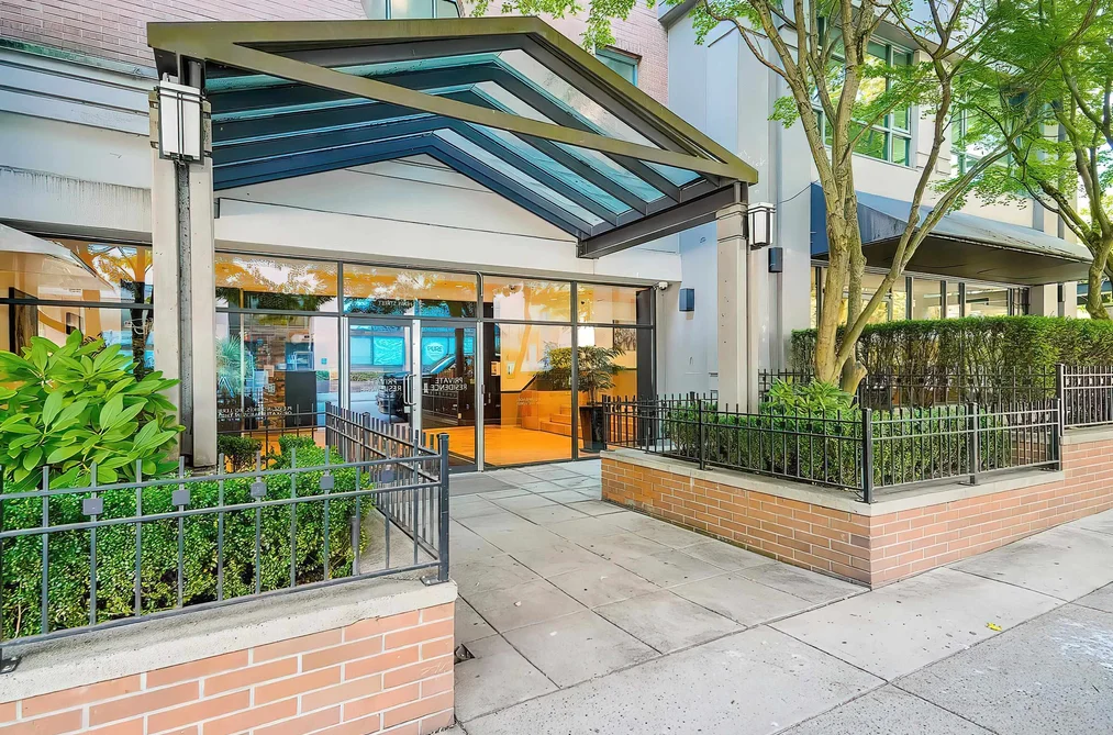 Condo for sale at 2303 1188 Howe Street Vancouver British Columbia - MLS: R3077485