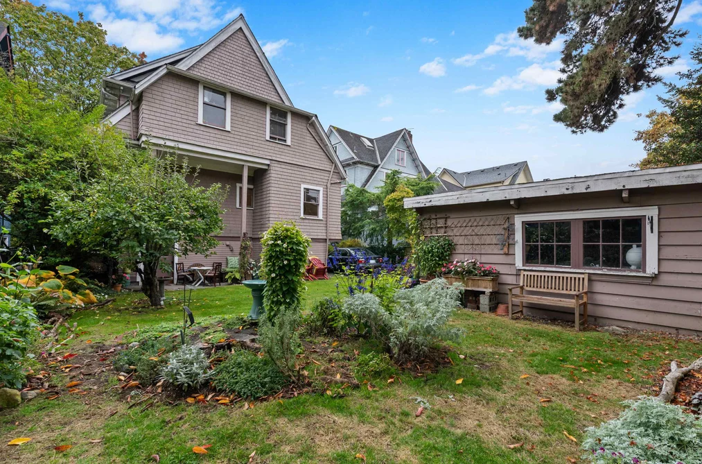 2315 W 6th Avenue, Vancouver, BC - House for Sale - Photo 13 of 20 2315 W 6th Avenue, Vancouver, BC - House for Sale - Photo 13 of 20