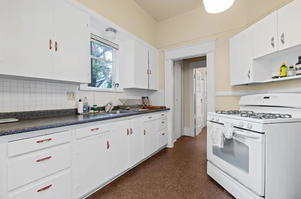 2315 W 6th Avenue, Vancouver, BC - House for Sale - Photo 6 of 20 2315 W 6th Avenue, Vancouver, BC - House for Sale - Photo 6 of 20