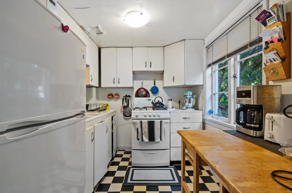 2315 W 6th Avenue, Vancouver, BC - House for Sale - Photo 9 of 20 2315 W 6th Avenue, Vancouver, BC - House for Sale - Photo 9 of 20