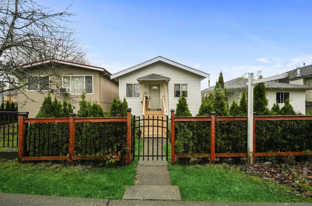 House for sale at 2316 Nanaimo Street Vancouver British Columbia - MLS: R3070075