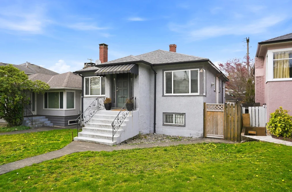 House for sale at 2349 E Pender Street Vancouver British Columbia - MLS: R3108044