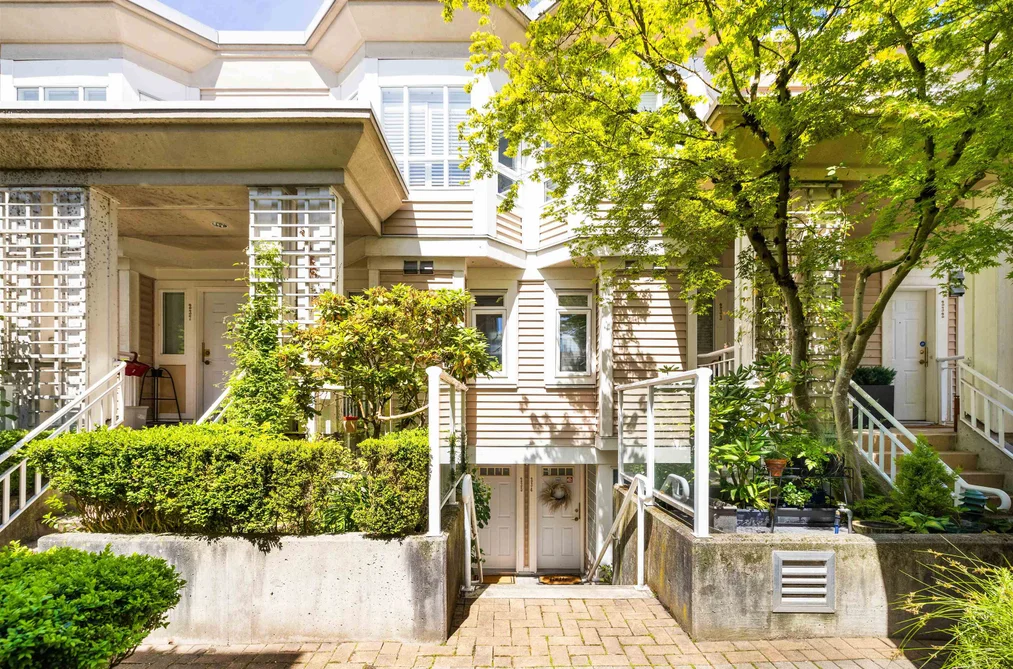 Townhouse for sale at 235 2565 W Broadway Vancouver British Columbia - MLS: R3132381