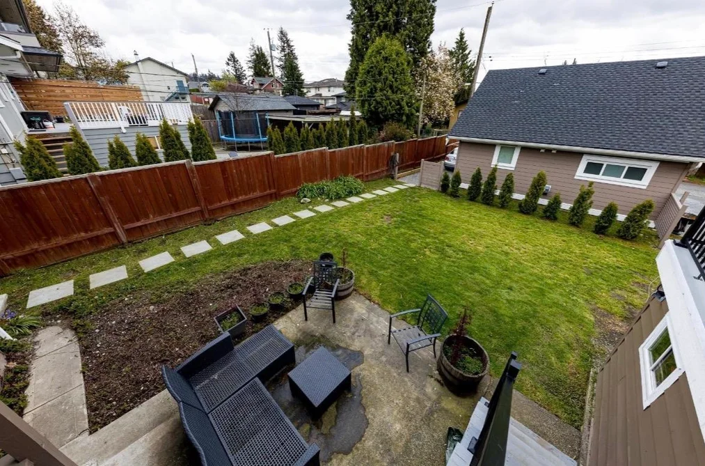 235 W 27th Street, North Vancouver, BC - House for Sale - Photo 2 of 4 235 W 27th Street, North Vancouver, BC - House for Sale - Photo 2 of 4