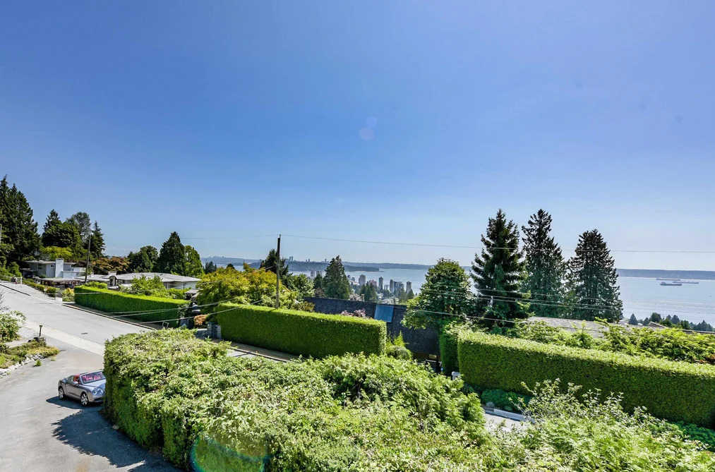 2365 QUEENS AVENUE, West Vancouver BC V7V 2Y7, West Vancouver BC — Residential for Sale - Photo 2